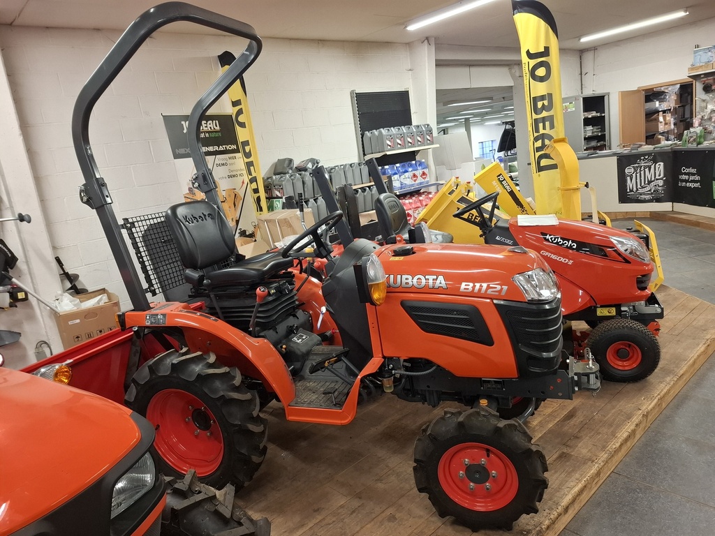 Tracteur KUBOTA 4x4 diesel B1121 12cv avec roues agraires av: 5-12 et ar: 8-16 avec siège avec ceinture et dispositif de contrôle de présence 