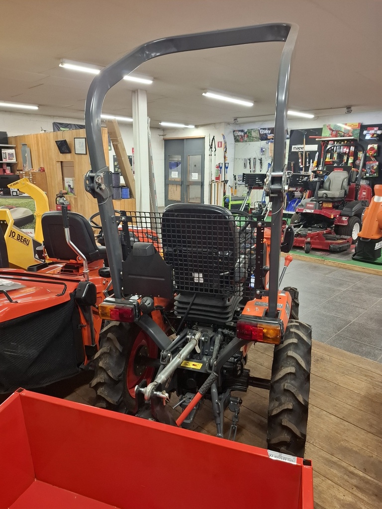 Tracteur KUBOTA 4x4 diesel B1121 12cv avec roues agraires av: 5-12 et ar: 8-16 avec siège avec ceinture et dispositif de contrôle de présence 