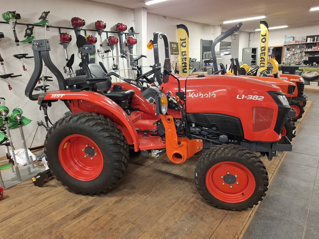 Microtracteur 38cv hydrostatique Kubota L1-382HDW avec roue mixte, siège mécanique et chargeur Kubota LA525 avec 3° fonction et benne à grappin multifonction 172cm attache rapide