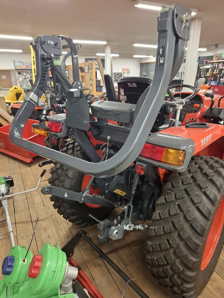 Microtracteur 38cv hydrostatique Kubota L1-382HDW avec roue mixte, siège mécanique et chargeur Kubota LA525 avec 3° fonction et benne à grappin multifonction 172cm attache rapide