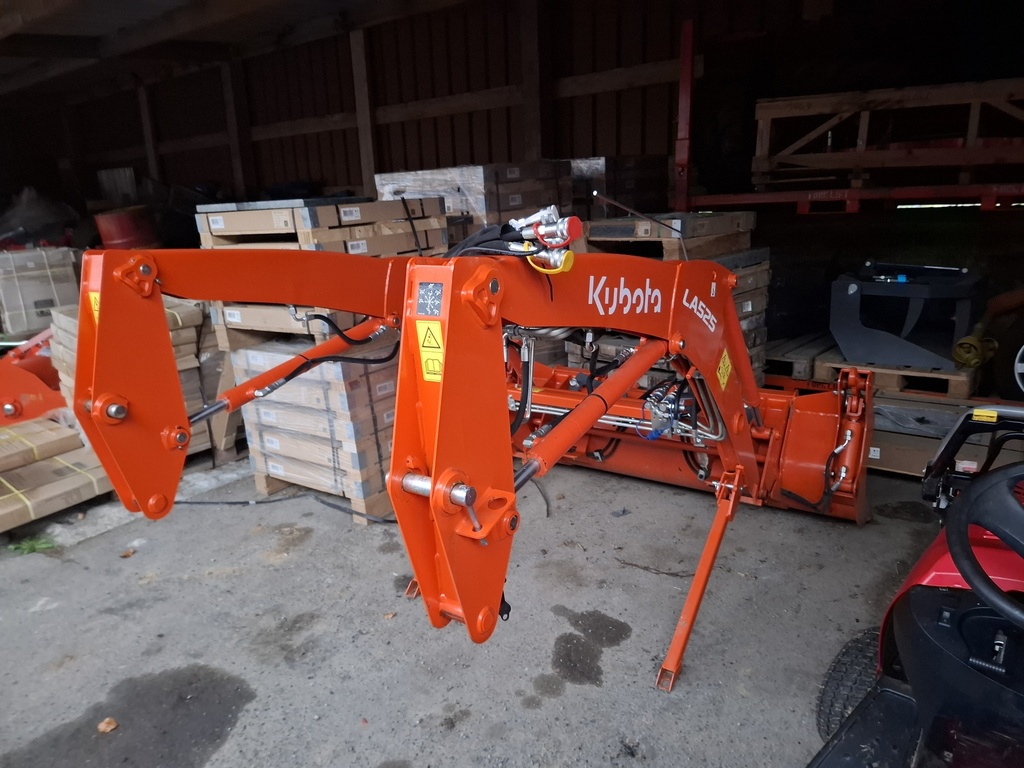 Microtracteur 38cv hydrostatique Kubota L1-382HDW avec roue mixte, siège mécanique et chargeur Kubota LA525 avec 3° fonction et benne à grappin multifonction 172cm attache rapide