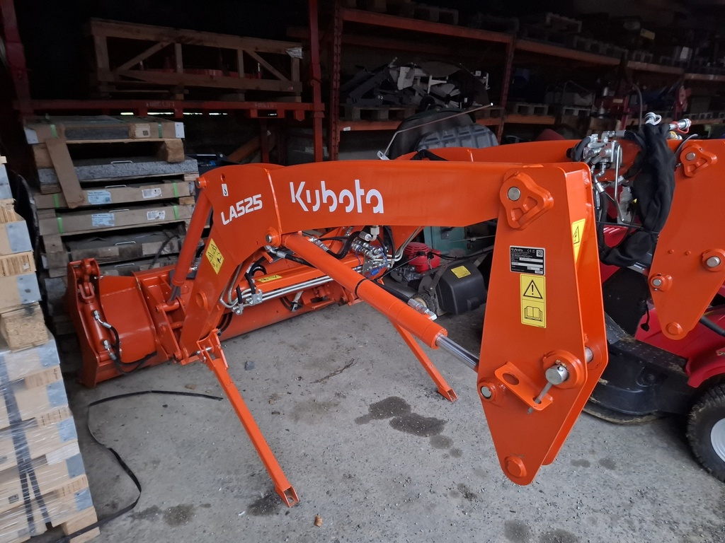 Microtracteur 38cv hydrostatique Kubota L1-382HDW avec roue mixte, siège mécanique et chargeur Kubota LA525 avec 3° fonction et benne à grappin multifonction 172cm attache rapide